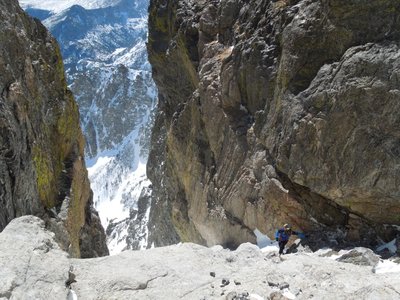 Looking for a rappel anchor in the crux of Dead Elk.
