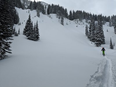 Heading up to Blackmore. Some really nice pillows and a sizable drop (just out of view I think), up on the left.