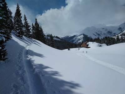 Follow the obvious skin track to the left of St. Paul Lodge