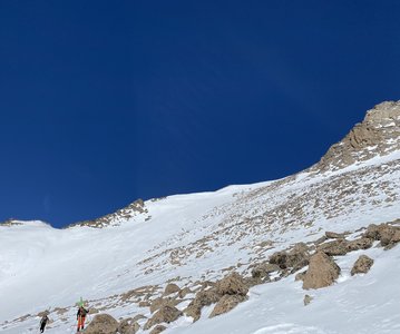 The line is in the center of the photo, right next to the rock rib. We had to cross rocks to get here, but I bet anyone with better routefinding skills could find their way entirely on snow.
