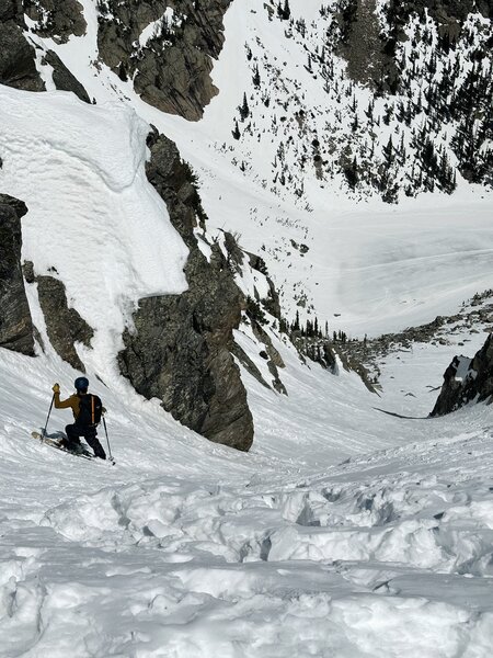 04/12/2025 Dropping into Hallet's North couloir from the middle entrance. This is in-between the steepest entrance (looker's right [LR] entrance), and the mellowist (LL entrance). Cornice present on LL entrance. Very warm spring day ~70F @ 11:58am
